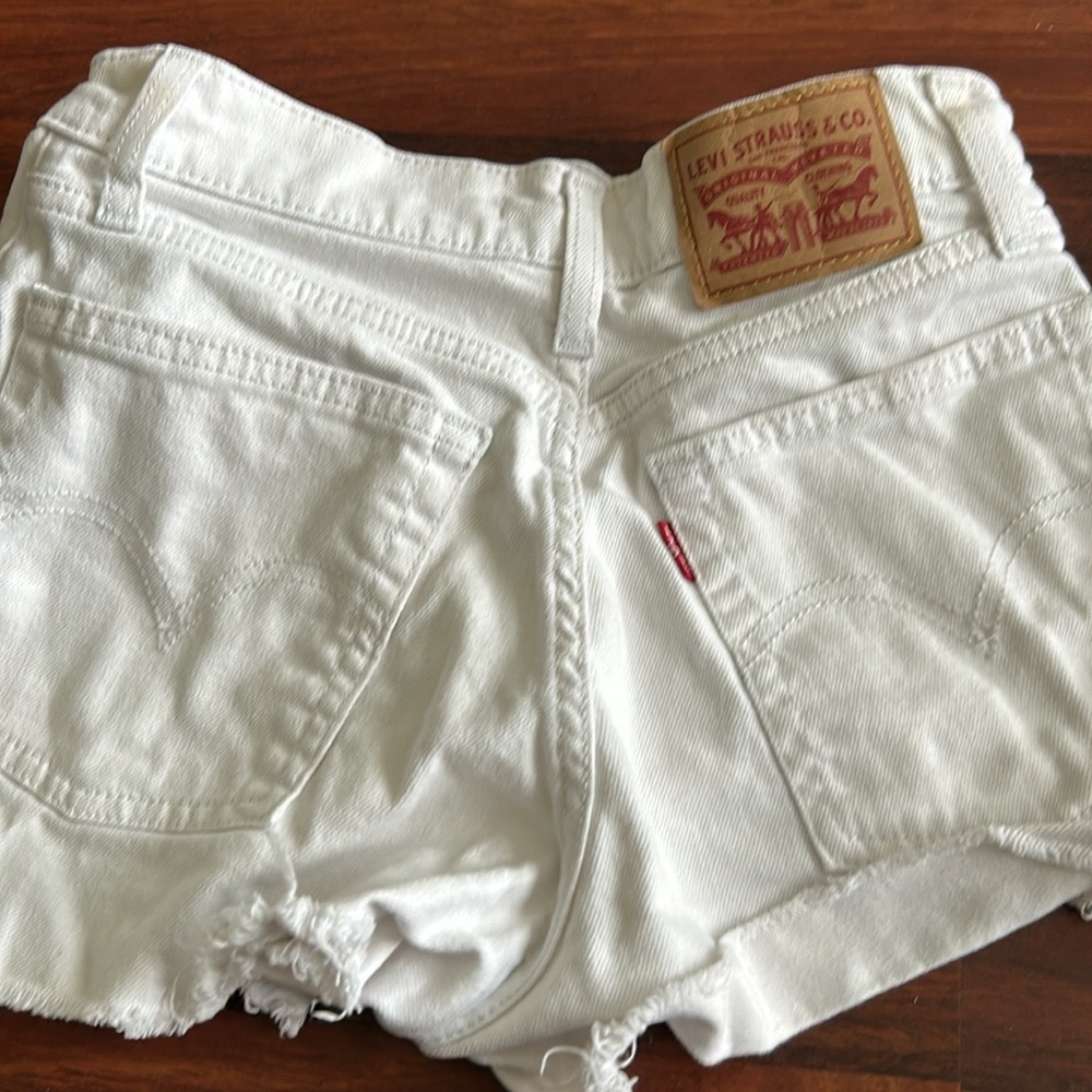 White High Rise Levi’s Shorts